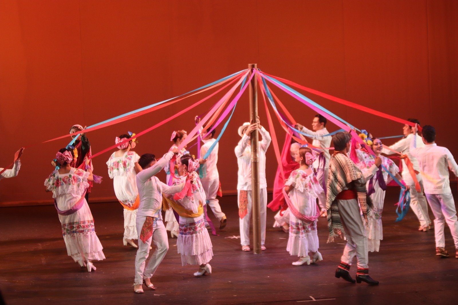 Exitoso espectáculo Entre Reyes Magos y Zapateados en el Teatro del Estado